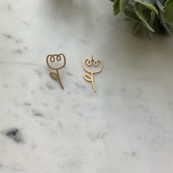 The Talley - Dainty Flower Matte Stud Earrings - Picture 3 of 7